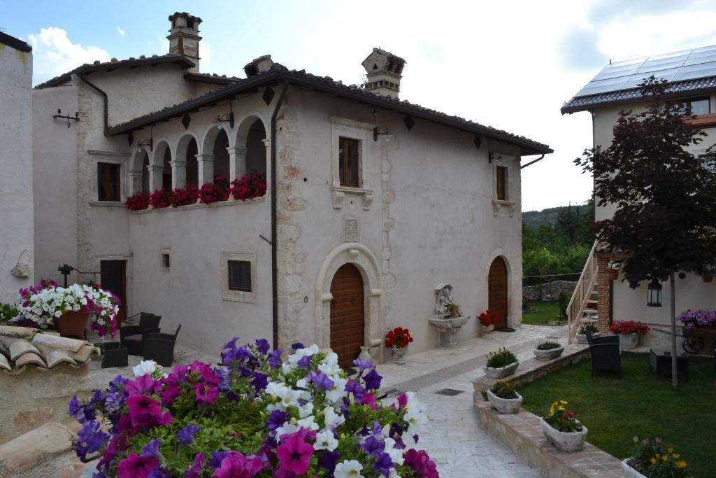 B&B Palazzo La Loggia Barisciano Exterior photo